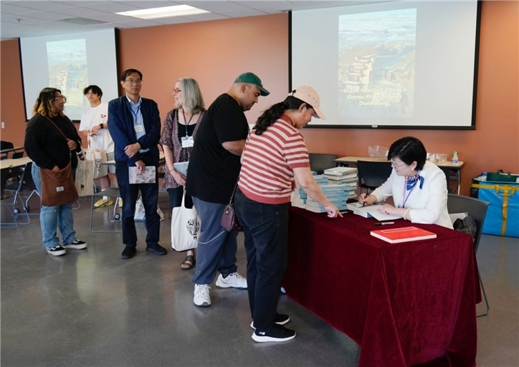 作者顧春芳在活動(dòng)現(xiàn)場(chǎng)簽名贈(zèng)書(shū)。羅先勇攝