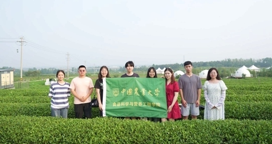 在山東日照，中國農(nóng)業(yè)大學(xué)食品學(xué)院實(shí)踐團(tuán)就農(nóng)業(yè)生產(chǎn)智能化設(shè)備、肥料選用等問題開展實(shí)地調(diào)研，并面向300余名村民陸續(xù)開展4次科普宣講。校方供圖