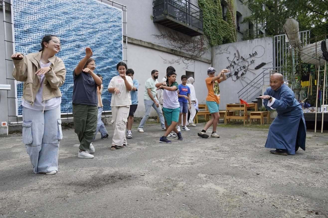 孩子們與魯汶大學(xué)武術(shù)老師，北少林長拳傳人羅師傅學(xué)習(xí)中國功夫。比利時維他命文化傳媒供圖