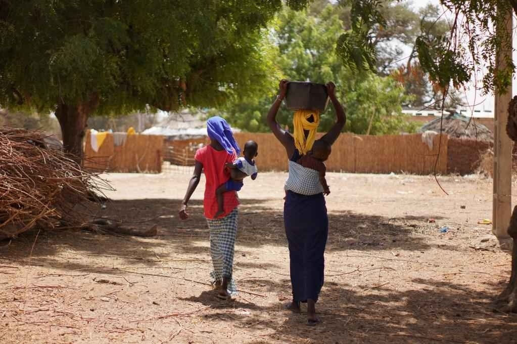 2023年3月20日，在塞內(nèi)加爾久爾貝勒區(qū)的泰內(nèi)富勒村，村民將取到的水運(yùn)回家。新華社記者 王子正 攝