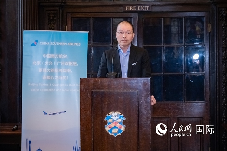 圖為中國(guó)南方航空倫敦營(yíng)業(yè)部總經(jīng)理陳珂致辭。人民網(wǎng) 郭錦標(biāo)攝
