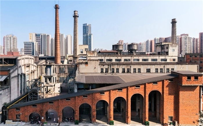 在原成都國(guó)營(yíng)紅光電子管廠舊址上改建而成的東郊記憶園區(qū)南大門。大門既保留了老工業(yè)區(qū)的風(fēng)貌，又融入了現(xiàn)代審美和創(chuàng)意，成為了園區(qū)一大亮點(diǎn)。資料圖片