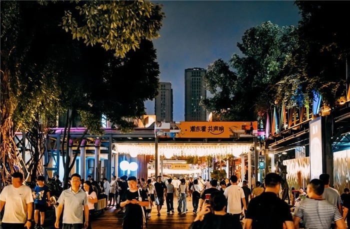 夜幕下的東郊記憶園區(qū)人流如織，熱度不減。資料圖片