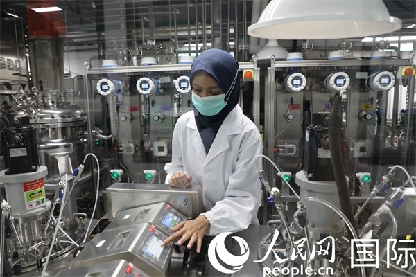 中國(guó)—印尼新能源材料與冶金工程技術(shù)聯(lián)合研究實(shí)驗(yàn)室內(nèi)，研究人員正在工作。人民網(wǎng)記者曹師韻攝