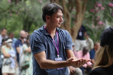 意大利逆流外交網(wǎng)站總編輯亞歷山大·比安奇學(xué)習(xí)青城太極。（李佩藺 攝）