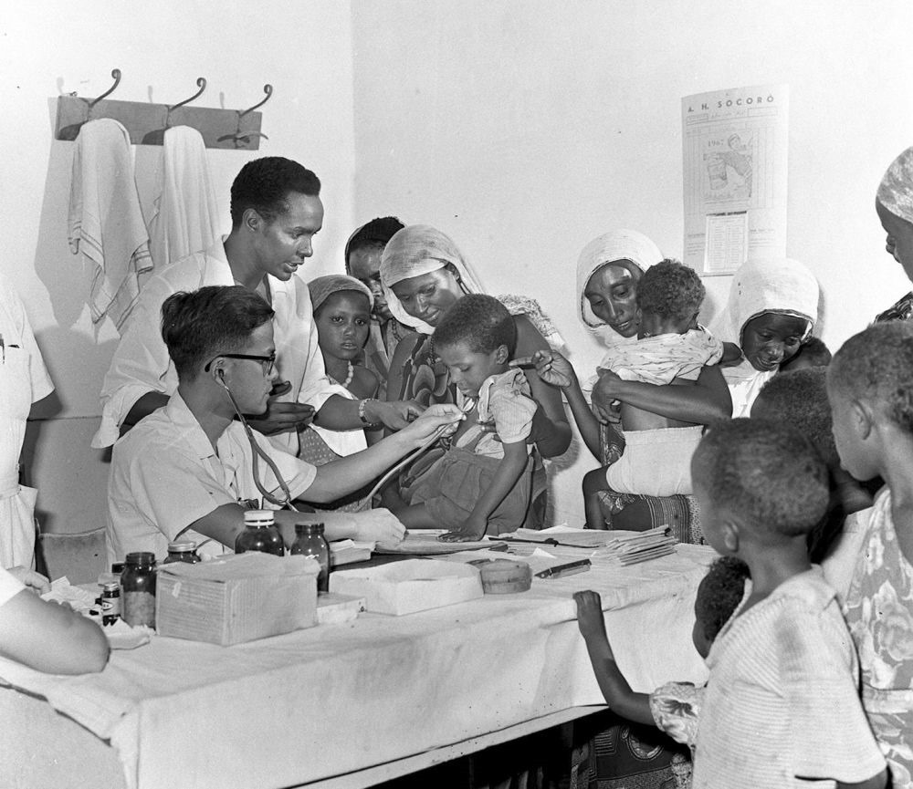 1968年4月，中國醫(yī)療隊(duì)醫(yī)生在索馬里阿弗戈依鎮(zhèn)巡回醫(yī)療時(shí)為當(dāng)?shù)貎和尾　? width=