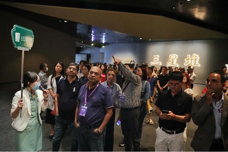 8月31日，亞洲媒體考察團參訪三星堆博物館。《中國經(jīng)濟周刊》記者肖翊攝