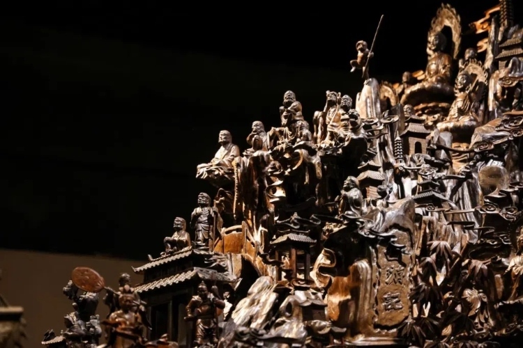 烏木博物館中展出的烏木雕刻藝術(shù)品《西游記》（局部）。本報記者 伊霄攝