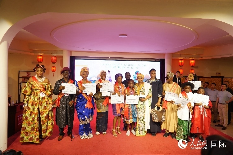 中尼服飾文化秀尼日利亞十佳模特獎。人民網(wǎng)記者 姜宣攝