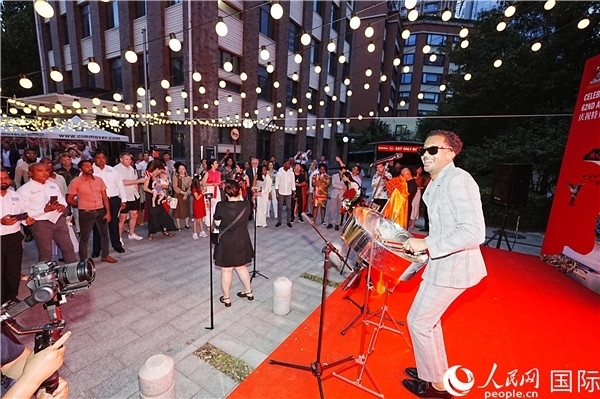 來自特多的藝術(shù)家在慶祝儀式上表演特多鋼鼓。人民網(wǎng)記者 趙益普攝