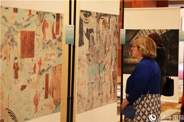 來賓在參觀敦煌高清攝影和壁畫高保真復(fù)制品。 人民網(wǎng)記者 李志偉攝