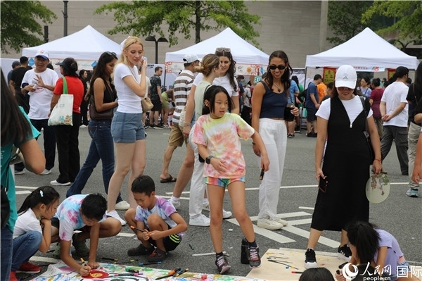 4、活動吸引了很多小朋友參加。 人民網(wǎng)記者 李志偉攝