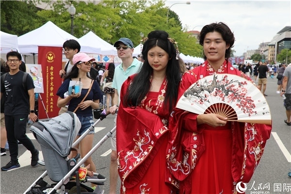 5、當(dāng)?shù)厝A僑華人身穿漢服參加文化節(jié)。 人民網(wǎng)記者 李志偉攝