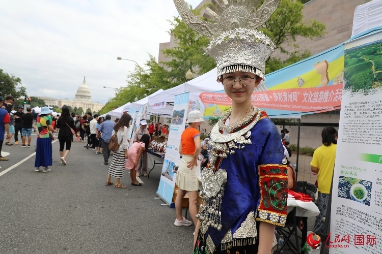 在第22屆美國華盛頓“中國文化節(jié)”上，一名當?shù)孛癖娚泶┲袊贁?shù)民族服飾。人民網(wǎng)記者 李志偉攝