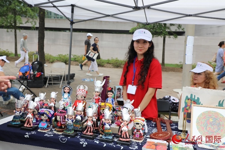 在今年活動上，貴州代表團設(shè)立的貴州非遺文化、“村BA”文創(chuàng)、貴州茶文化等展區(qū)。人民網(wǎng)記者 李志偉攝