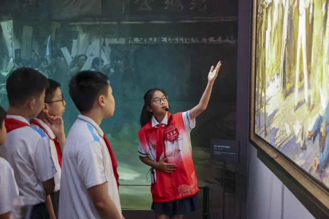 同學們觀賞不同革命場景及烈士形象的藝術作品。徐匯區(qū)總工會供圖