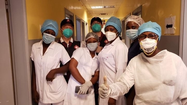 2020年5月26日，中國抗疫醫(yī)療專家組在剛果（布）首都布拉柴維爾指導(dǎo)新冠肺炎病房建設(shè)時，與當(dāng)?shù)匾痪€醫(yī)務(wù)人員合影。新華社發(fā)