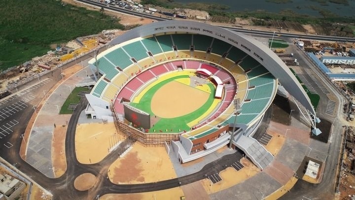 這是2018年7月18日在塞內(nèi)加爾首都達(dá)喀爾航拍的中國援建的塞內(nèi)加爾競技摔跤場。新華社記者 呂帥 攝