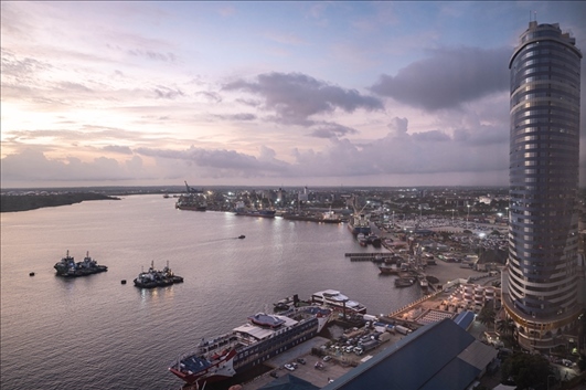 這是2023年12月29日拍攝的日出時分的坦桑尼亞達累斯薩拉姆港。新華社記者 王冠森 攝