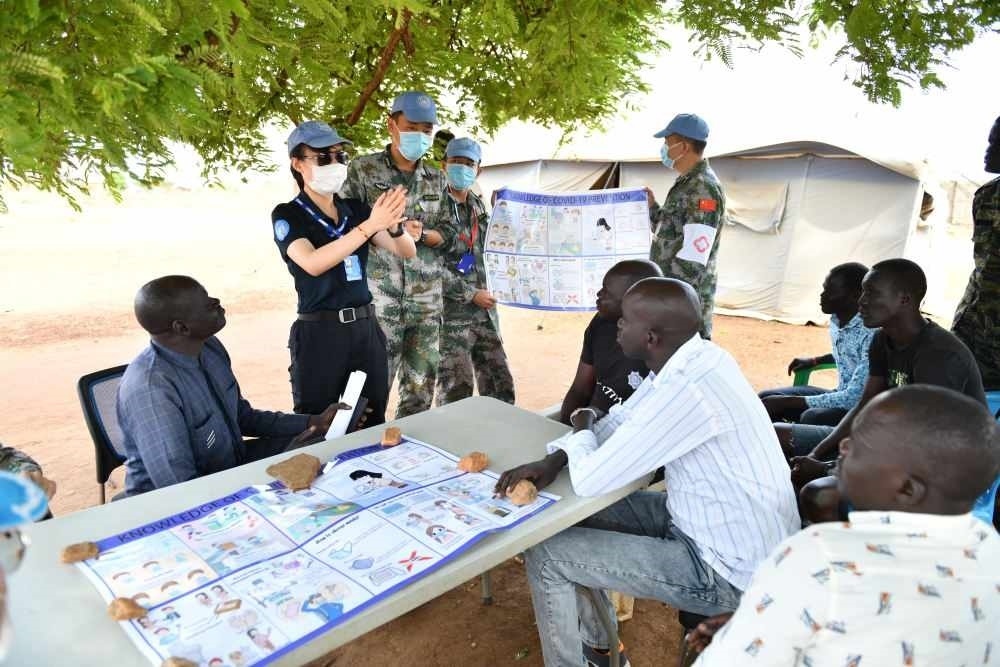 2020年3月，在南蘇丹首都朱巴，執(zhí)行聯(lián)合國維和任務的中國維和警察廖潔給當地警察講解防疫知識。