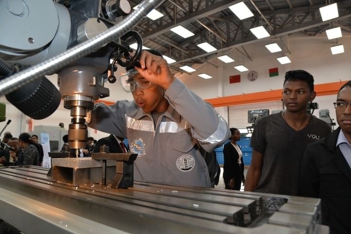 2024年4月26日，在馬達(dá)加斯加首都塔那那利佛，塔那那利佛大學(xué)理工學(xué)院的學(xué)生在魯班工坊操作設(shè)備。新華社發(fā)（西塔卡·拉喬納里松攝）