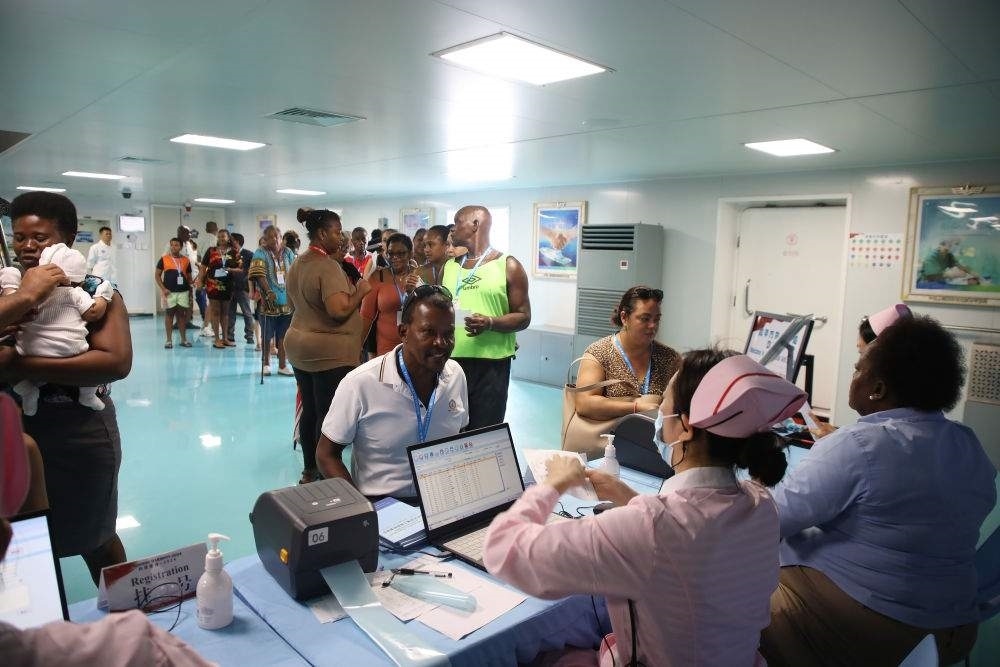 2024年7月8日，塞舌爾民眾在中國海軍“和平方舟”號醫(yī)院船上排隊就診。