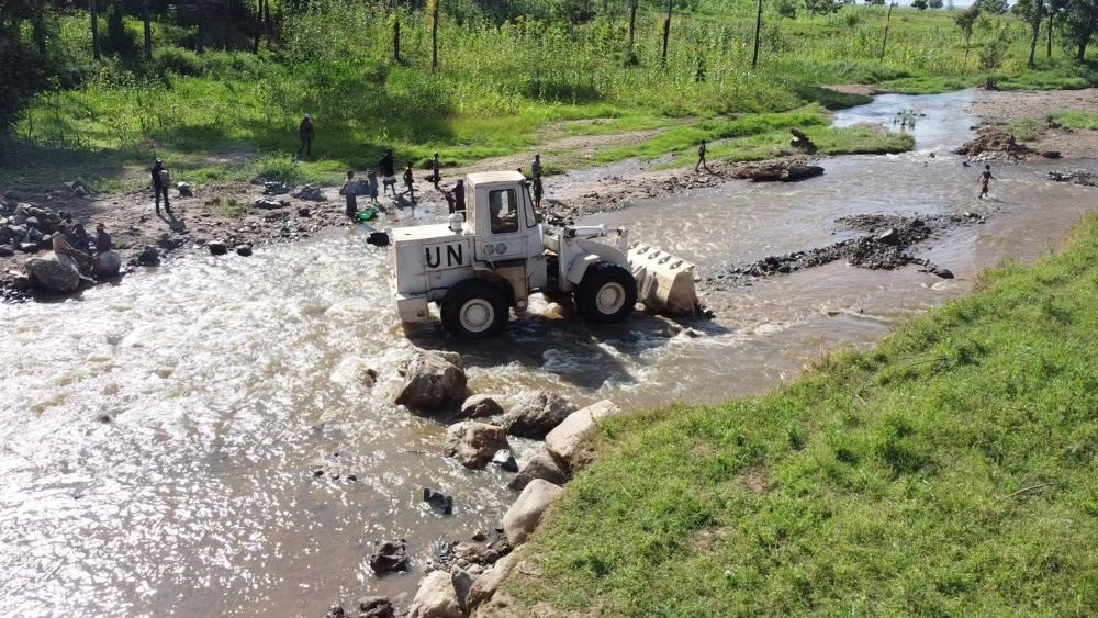 2023年6月7日，在剛果（金）南基伍省卡萊亥地區(qū)，中國第26批赴剛果（金）維和工兵分隊官兵進行施工作業(yè)。