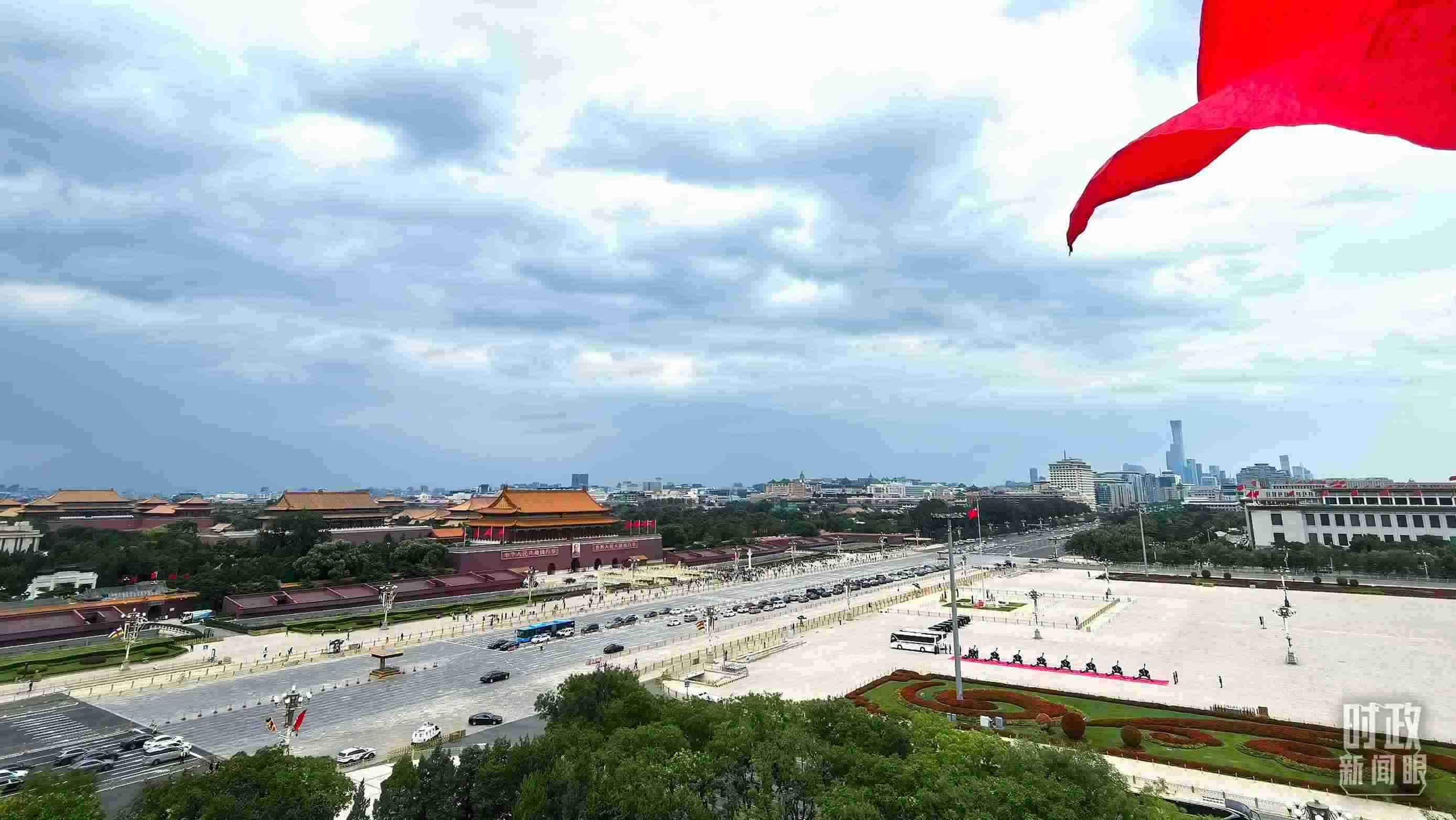 △北京長安街兩側(cè)懸掛中非合作論壇成員旗幟。（總臺央視記者張垚拍攝）