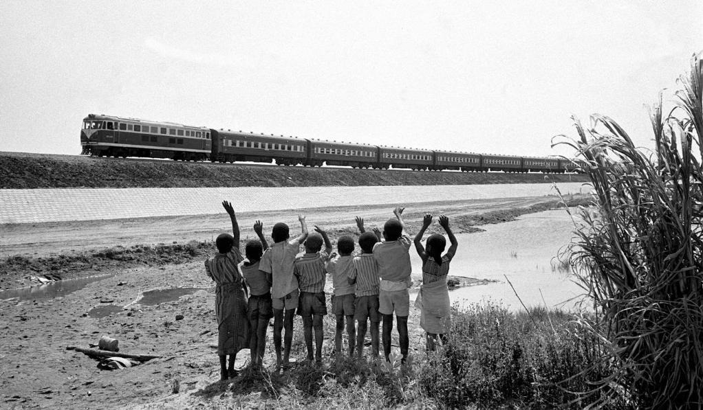 贊比亞魯西瓦西湖畔的少年兒童歡迎坦贊鐵路的列車通到他們的家鄉(xiāng)（1976年攝）。