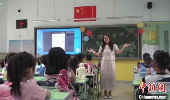 圖為衡水市新苑小學，老師正在給學生講開學第一課的內(nèi)容。王天祥 攝