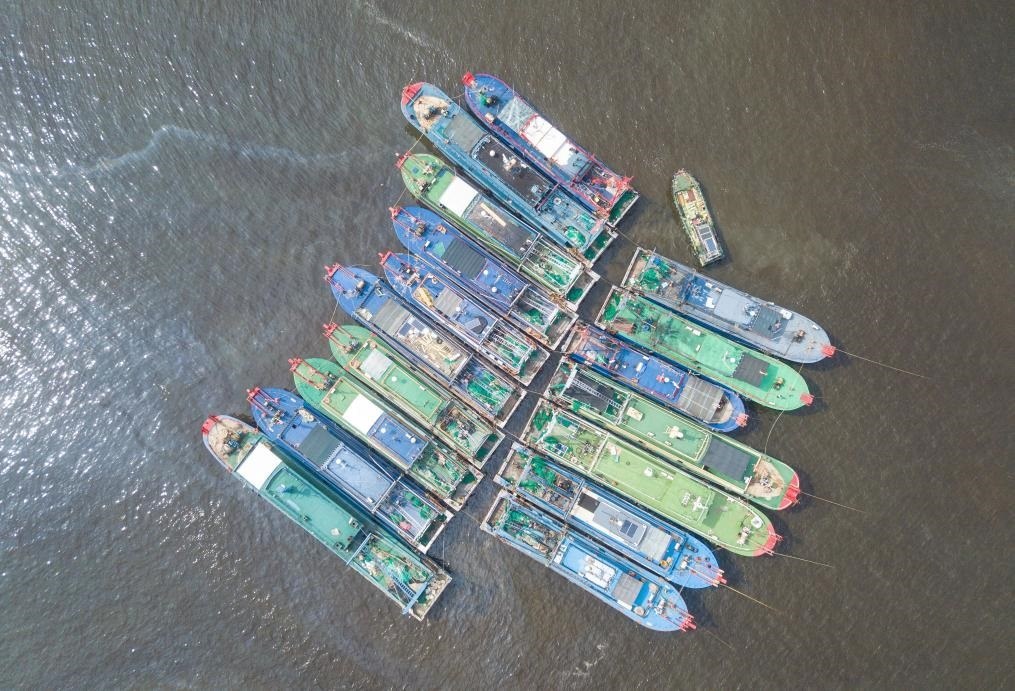 9月4日，船只在海南省?？谑行赂鄞a頭停靠避風(fēng)（無(wú)人機(jī)照片）。新華社記者 蒲曉旭 攝