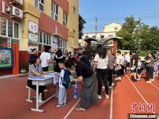 圖為衡水市康復街小學，正在簽到的小學生。徐鵬璐 攝