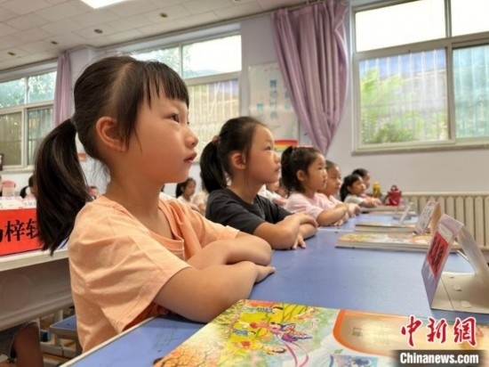 圖為衡水市康復街小學，小學生聽老師講開學第一課內(nèi)容。徐鵬璐 攝