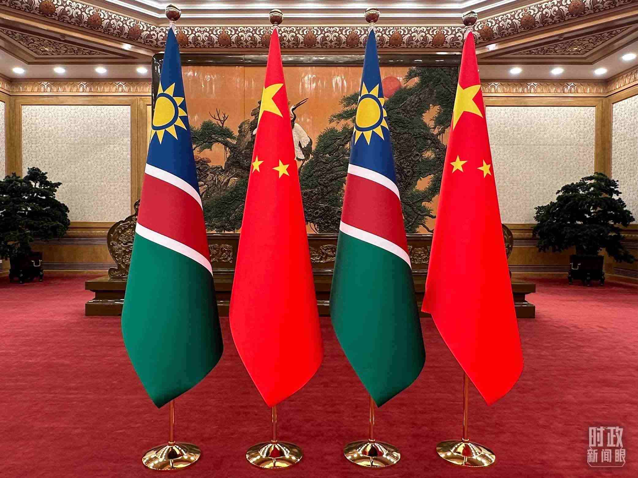  △雙邊會見現(xiàn)場的中國和納米比亞國旗。（總臺央視記者范一鳴拍攝）