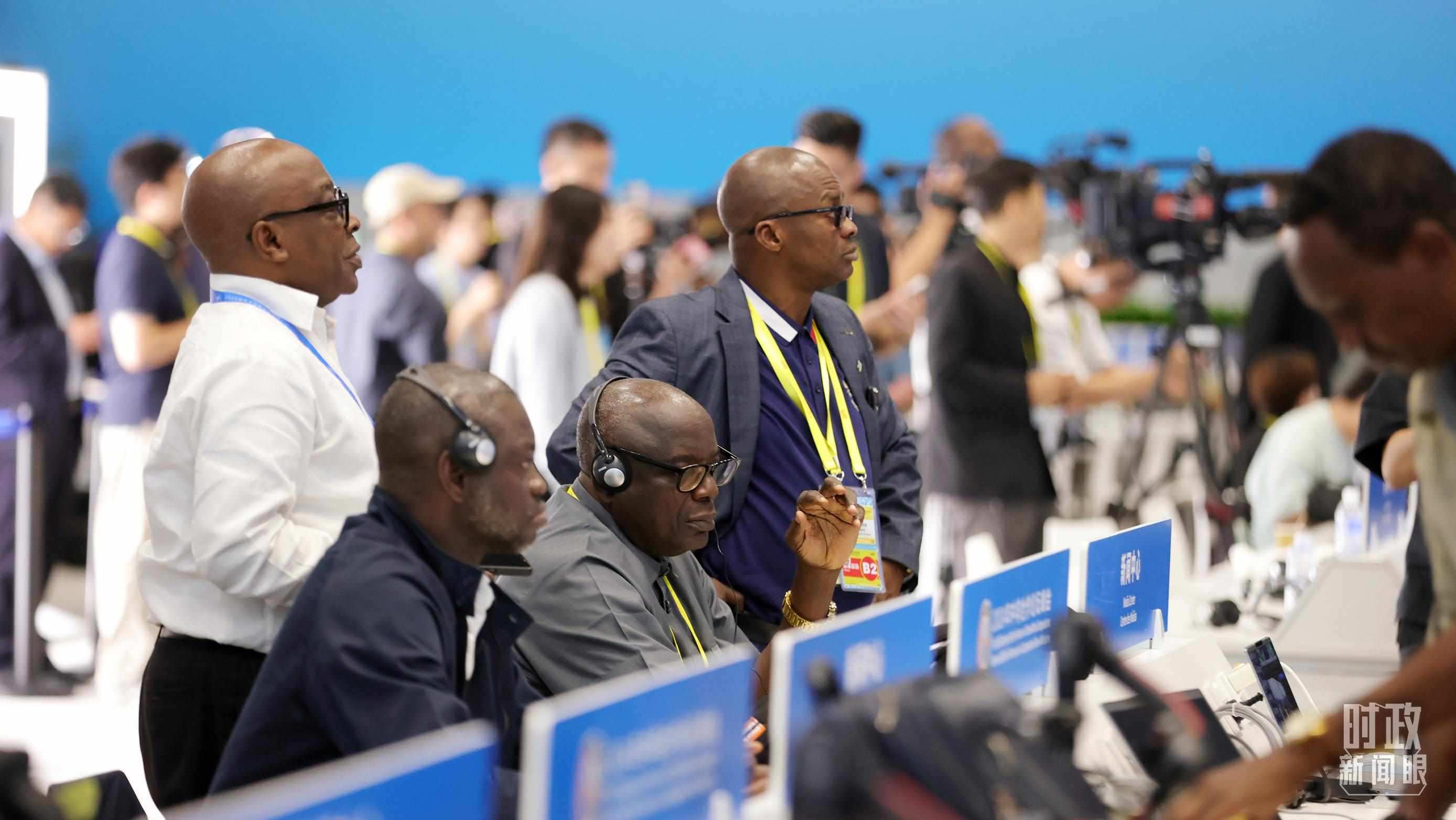  △媒體記者在人民大會堂和新聞中心參與峰會報(bào)道。（總臺央視記者范一鳴、魏幫軍拍攝）