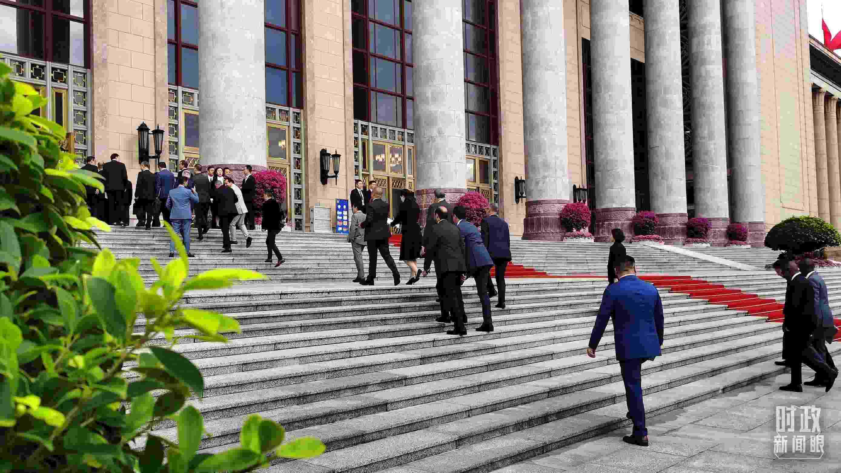  △與會者正在步入會場。（總臺央視記者郭鴻拍攝）