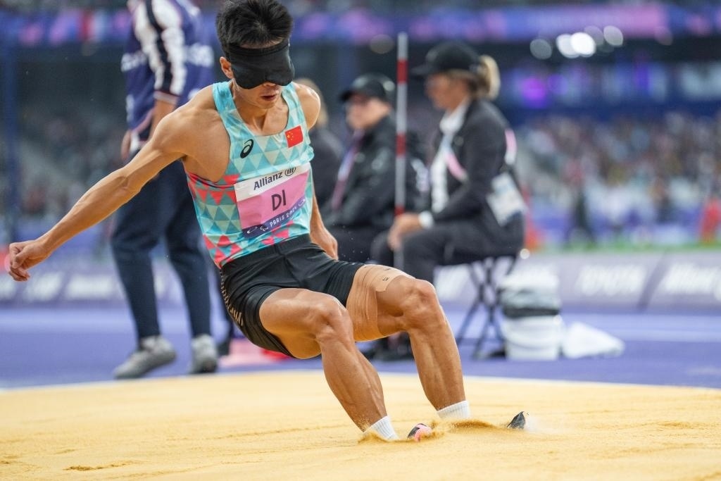 8月30日，邸東東在巴黎殘奧會田徑男子跳遠T11級決賽中試跳。新華社記者 黃偉 攝