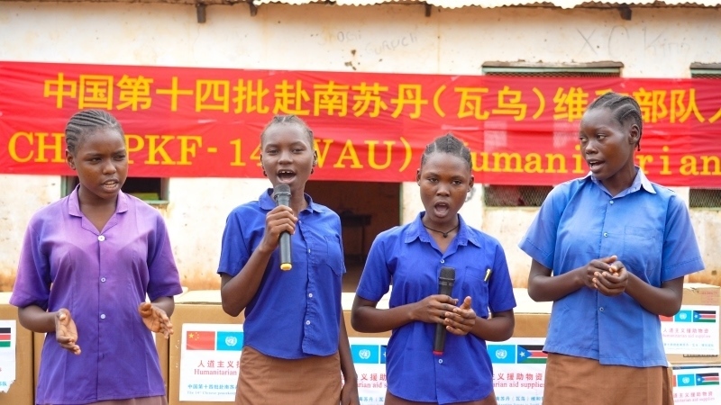 動聽的歌聲歡迎中國官兵。王軍杰攝