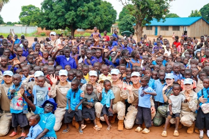 維和官兵與學生進行合影。殷亦豪攝