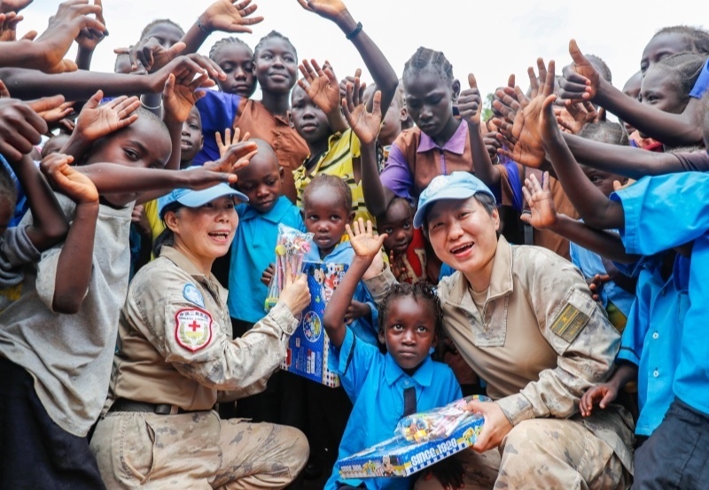 學生對中國官兵援助表達感謝。王皓宇攝