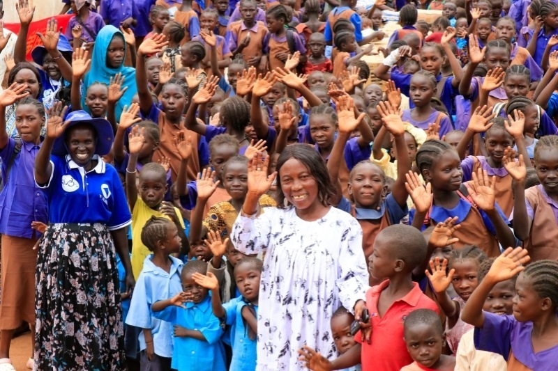 學校師生送別維和官兵。王軍杰攝