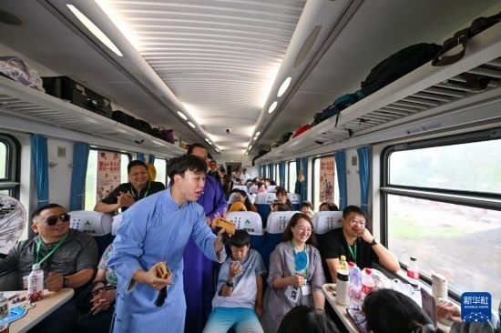 9月7日，相聲演員在S910列車上為旅客表演快板。