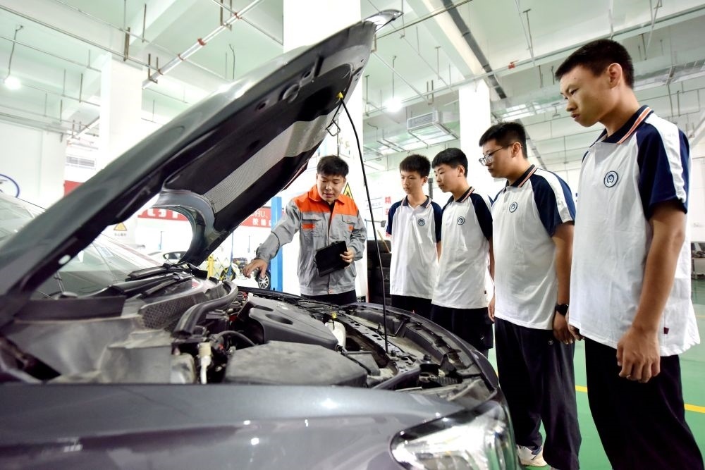 2024年6月7日，河北省邢臺(tái)市威縣職業(yè)技術(shù)教育中心教師在指導(dǎo)學(xué)生學(xué)習(xí)汽車維修技術(shù)。新華社記者 王曉 攝