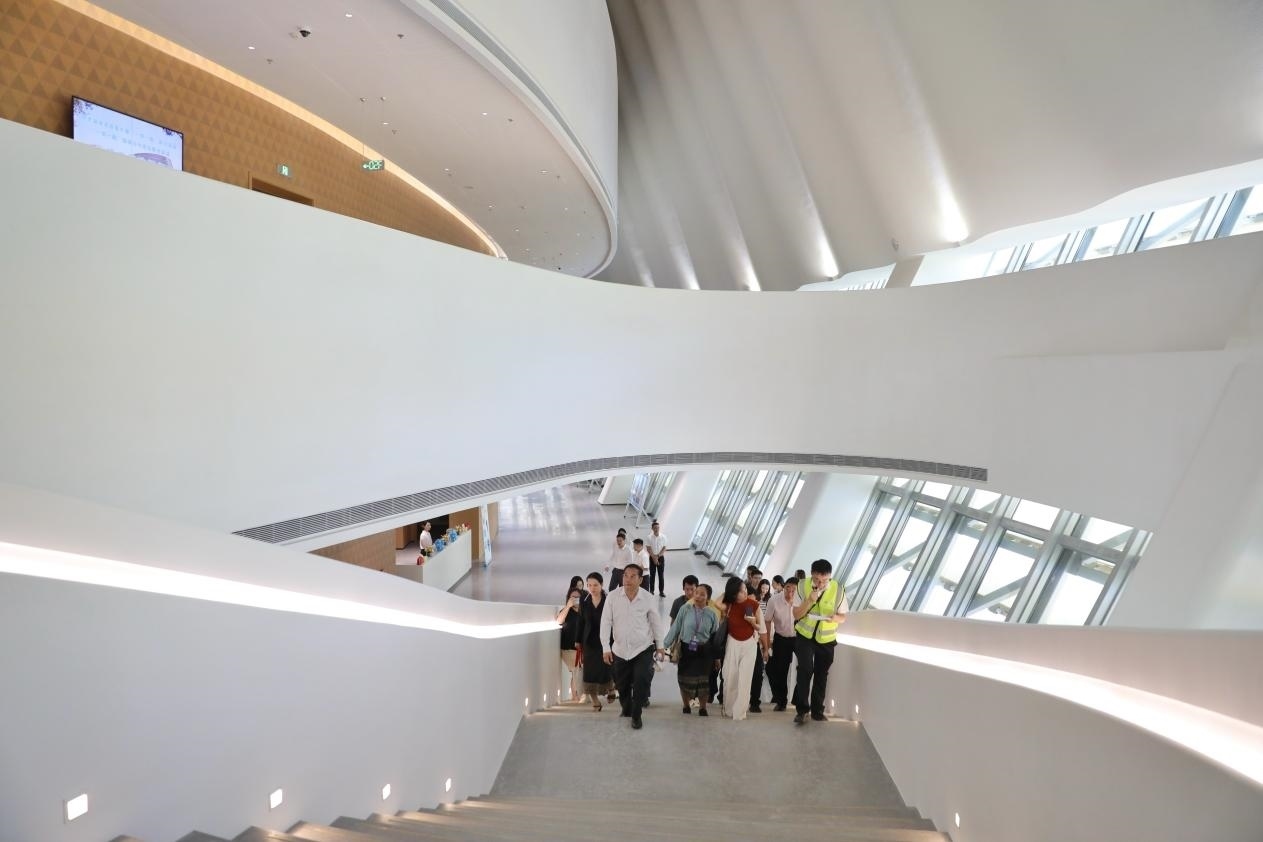 亞洲媒體考察團正在上樓。《中國經(jīng)濟周刊》記者 肖翊攝