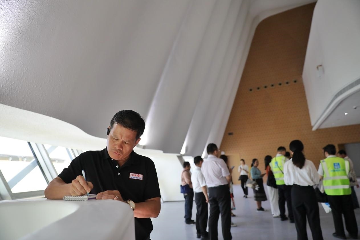 亞洲媒體考察團參觀綜合劇場外墻?！吨袊?jīng)濟周刊》記者 肖翊攝