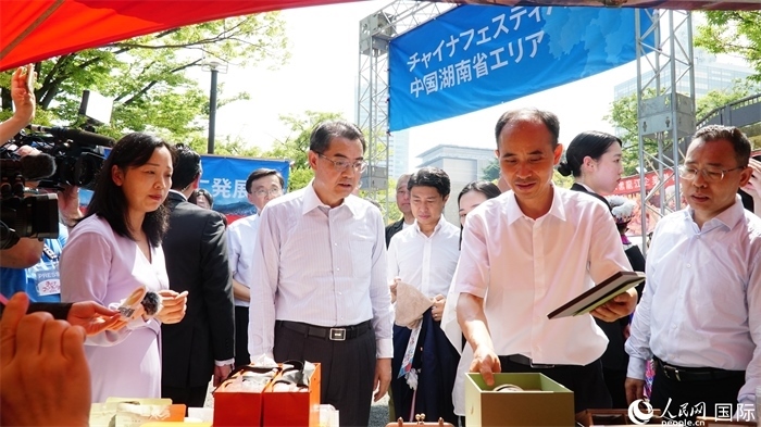 湖南展位工作人員向中國駐日本大使吳江浩介紹特色文創(chuàng)產(chǎn)品。人民網(wǎng) 蔣曉辰攝