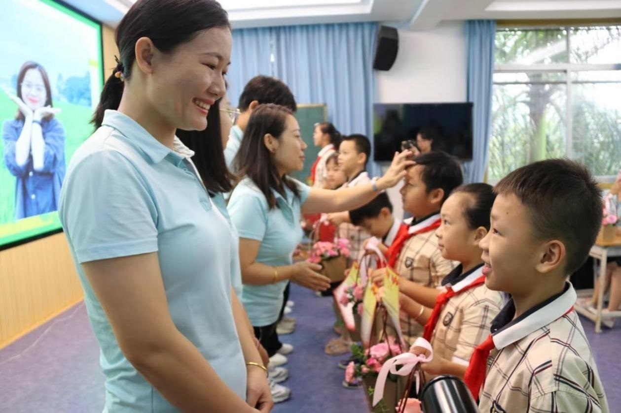 2023年教師節(jié)前，廣西南寧一所學(xué)校，學(xué)生向老師獻(xiàn)上鮮花、賀卡。
