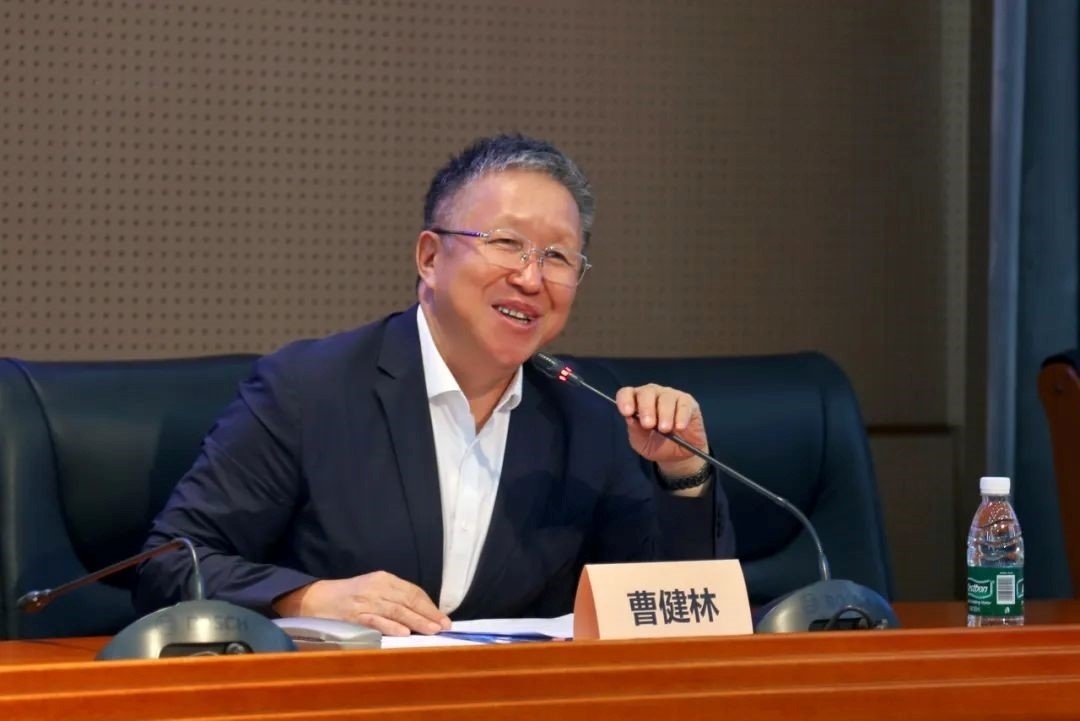 科技部原副部長(zhǎng)、十三屆全國(guó)政協(xié)教科衛(wèi)體委員會(huì)副主任、現(xiàn)任季華實(shí)驗(yàn)室理事長(zhǎng)、主任曹健林致辭。主辦方供圖