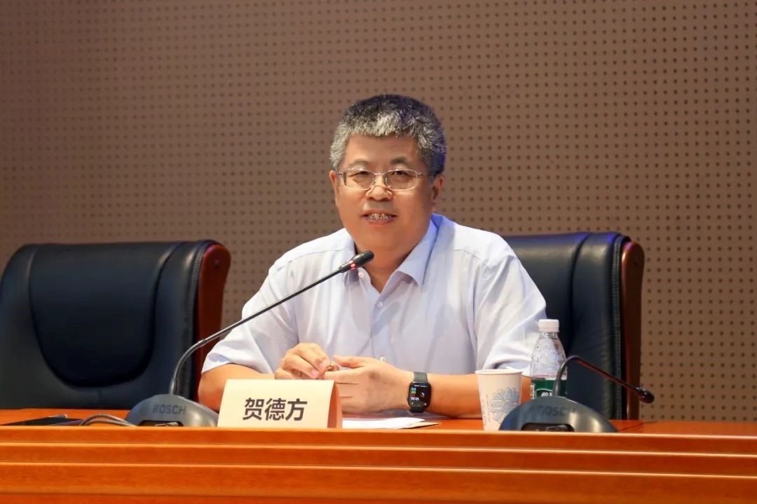 國(guó)務(wù)院參事、科技部原副秘書長(zhǎng)、中國(guó)科技評(píng)估與成果管理研究會(huì)理事長(zhǎng)賀德方致辭。主辦方供圖