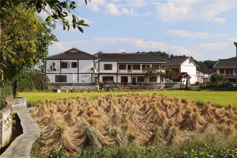 傳統(tǒng)的黔北村莊風(fēng)貌同現(xiàn)代民居元素相融合，人文風(fēng)光與生態(tài)自然風(fēng)景相結(jié)合，人與自然和諧共生。（俄羅斯《中國(guó)與俄羅斯》雜志社社長(zhǎng)奧列格·別列日內(nèi)赫攝）